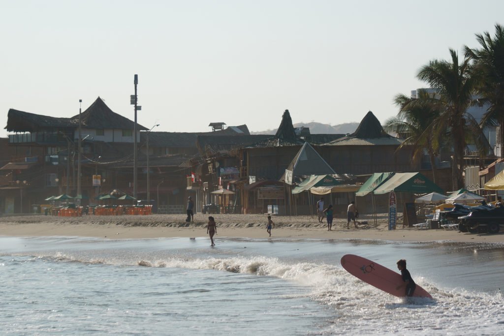 The history of surf in Peru: ¿Were the first surfers Peruvians?