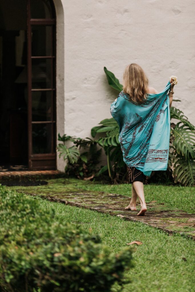 Donne walking barefoot towards her historic home 